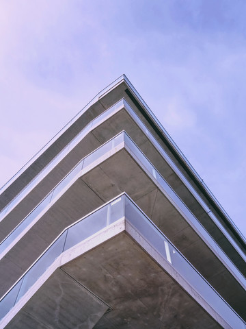 Schweiz, Zürich, Ecke eines modernen Gebäudes, lizenzfreies Stockfoto