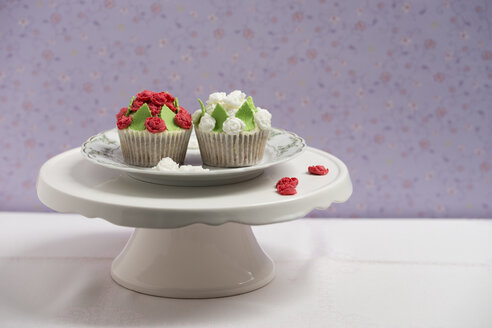 Cupcakes mit Rosenblütenfondant - MYF000849