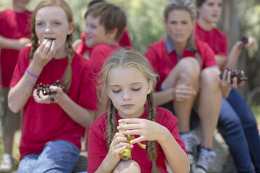 Südafrika, Kinder auf Exkursion essen Früchte zum Mittagessen - ZEF003934