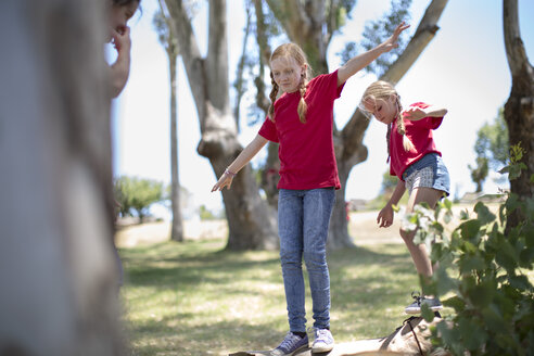 Südafrika, Kinder auf Exkursion balancieren auf einem Baumstamm - ZEF003925