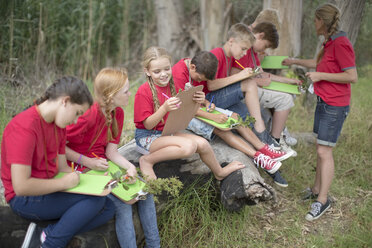 Südafrika, Kinder auf Exkursion in der Natur - ZEF003947