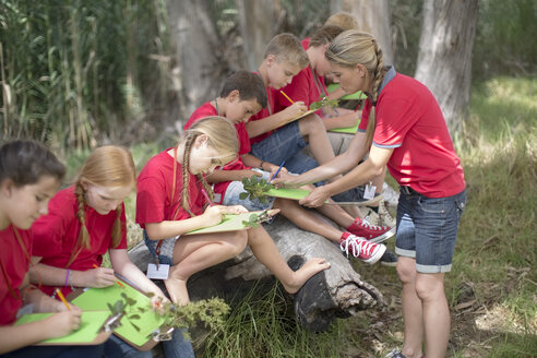 Südafrika, Kinder auf Exkursion in der Natur - ZEF003948