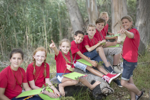 Südafrika, Kinder auf Exkursion in der Natur - ZEF003949