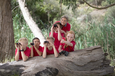 Südafrika, Kinder auf Erkundungstour in der Natur, Blick durch ein Fernglas, lizenzfreies Stockfoto