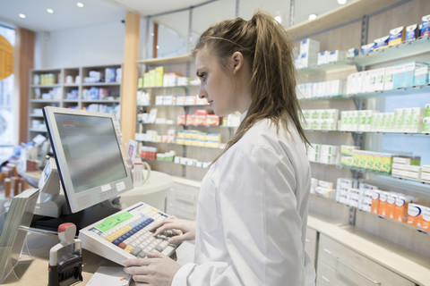 Junge Apothekerin in der Apotheke, lizenzfreies Stockfoto