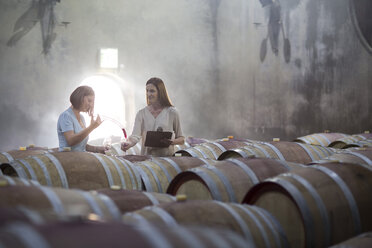 Zwei Frauen verkosten Wein im Keller - ZEF004219