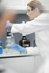 Scientist in lab working with liquid - ZEF004237