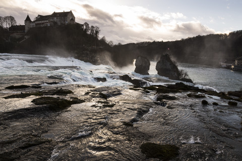 Schweiz, Schaffhausen, Rheinfall mit Schloss Laufen, lizenzfreies Stockfoto