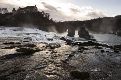 Schweiz, Schaffhausen, Rheinfall mit Schloss Laufen - FCF000628