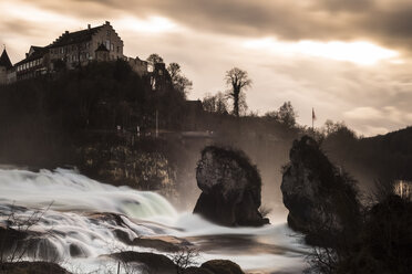 Schweiz, Schaffhausen, Rheinfall mit Schloss Laufen im Abendlicht - FCF000629