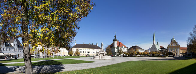 Deutschland, Bayern, Altötting, Stadtbild am Kapellplatz - WWF003352