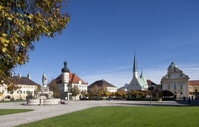 Germany, Bavaria, Altoetting, cityscape at Kapellplatz - WWF003354