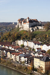 Deutschland, Bayern, Burghausen, Stadtbild mit Burg - WWF003358