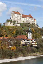 Germany, Bavaria, Burghausen, cityscape with castle - WW003362