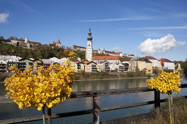 Deutschland, Bayern, Burghausen, Stadtbild mit Pfarrkirche St. Jakob - WWF003363