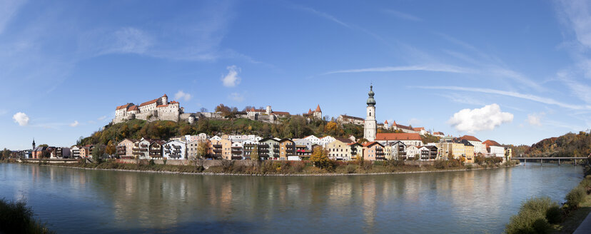 Deutschland, Bayern, Burghausen, Stadtbild mit Fluss Salzach - WWF003366