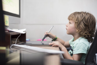 Kleiner Junge spielt am Computer - ZEF003959