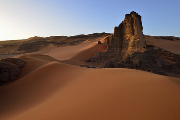 Algerien, Region Tadrart, Wüste Sahara, Sanddünen von Tin Merzouga in der Abenddämmerung - ES001520
