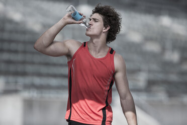 Junger Sportler trinkt Wasser - ZEF004409