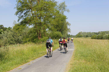 Austria, Burgenland, Heiligenkreuz im Lafnitztal, cyclists on road - SIE006400