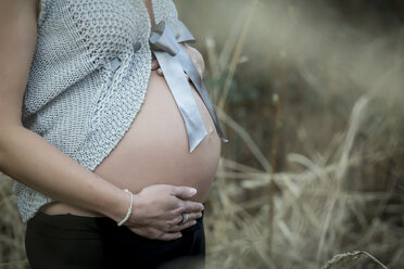 Bauch einer schwangeren Frau - JTLF000044