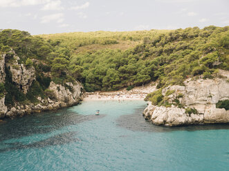 Spanien, Menorca, Cala Macarelleta, Blick auf den Strand von Macarelleta - RAEF000004