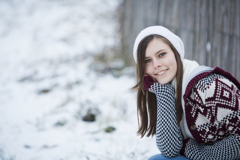 Porträt einer lächelnden jungen Frau im Winter, lizenzfreies Stockfoto