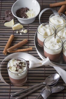 Mousse au chocolat in Gläsern und Zimtstangen - YFF000303