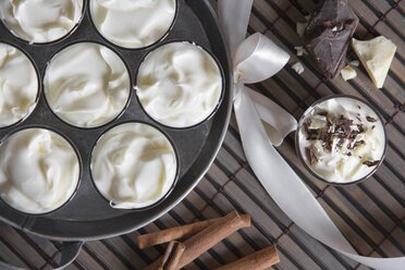 Mousse au chocolat in Gläsern und Zimtstangen - YFF000304