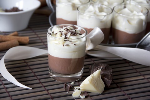 Mousse au chocolat in Gläsern und Zimtstangen, lizenzfreies Stockfoto