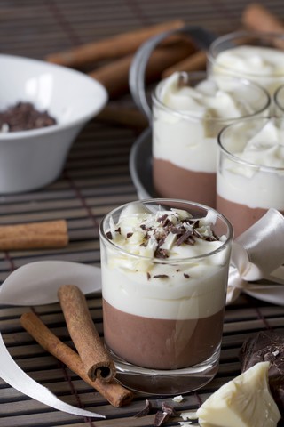 Mousse au chocolat in Gläsern und Zimtstangen, lizenzfreies Stockfoto