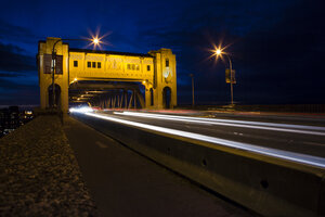 Kanada, Vancouver, Burrard Bridge bei Nacht - NGF000153