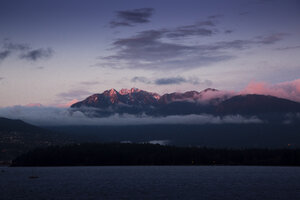 Kanada, Vancouver, Blick vom Kitsilano Beach bei Sonnenaufgang - NGF000159