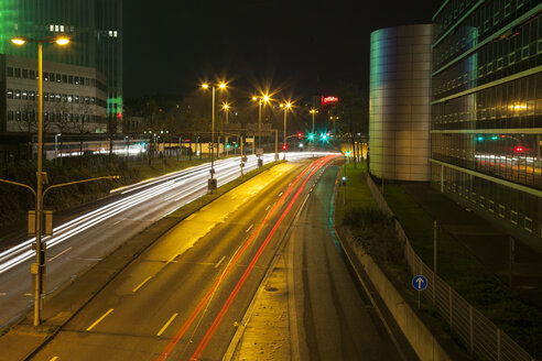 Deutschland, Düsseldorf, Medienhafen, Lichtspuren auf der Straße bei Nacht - WIF001366