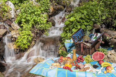 Österreich, Altenmarkt-Zauchensee, Picknick an einer Wasserquelle - HHF005061