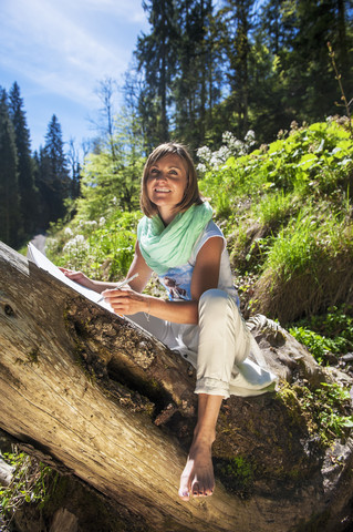 Österreich, Altenmarkt-Zauchensee, Frau zeichnet in der Natur, lizenzfreies Stockfoto