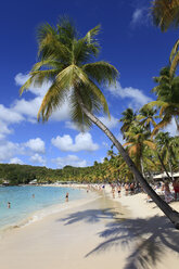 Karibik, Guadeloupe, Grande-Terre, Touristen am Strand bei Sainte-Anne - WLF000012