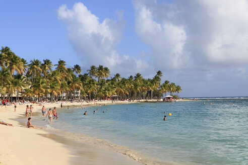 Karibik, Guadeloupe, Grande-Terre, Touristen am Strand bei Sainte-Anne - WLF000013