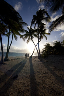 Karibik, Guadeloupe, Grande-Terre, Sainte-Anne, Touristen am Strand bei Sonnenuntergang - WLF000014