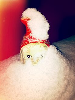 Garden gnome in snow - VRF000139