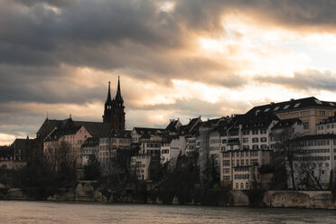 Schweiz, Basel, Blick auf die Stadt von der Rheinbrücke bei Abendlicht - FCF000618