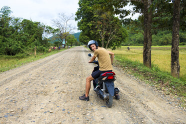 Philippinen, Insel Palawan, Motorradfahrer auf einer unbefestigten Straße bei El Nido - GEMF000009