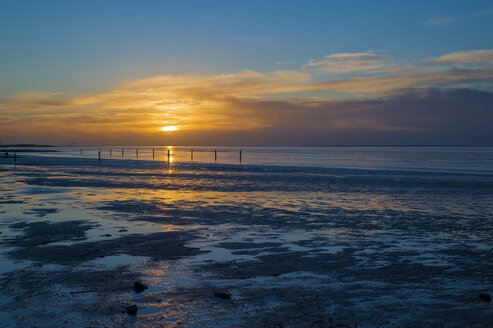 Germany, Lower Saxony, Norden-Norddeich, North Sea coast at sunset - FRF000174