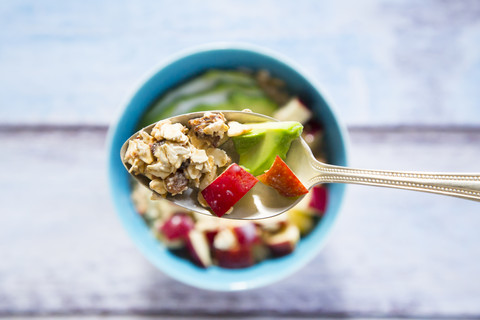 Löffel Avocado-Apfel-Müsli mit Hanfsamen, lizenzfreies Stockfoto