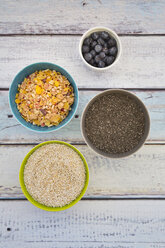 Bio-Chiasamen und gepoppter Amaranth, Blaubeeren und glutenfreies Müsli in Schalen - LVF002651