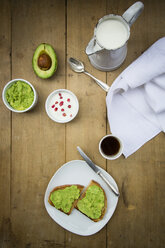 Brot mit Avocadocreme, Joghurt mit Granatapfelkernen und eine Tasse Kaffee - LVF002657
