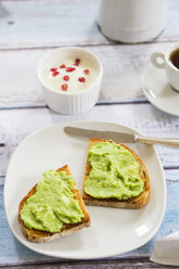 Brot mit Avocadocreme, Joghurt mit Granatapfelkernen und eine Tasse Kaffee - LVF002662