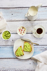 Brot mit Avocadocreme, Joghurt mit Granatapfelkernen und eine Tasse Kaffee - LVF002663