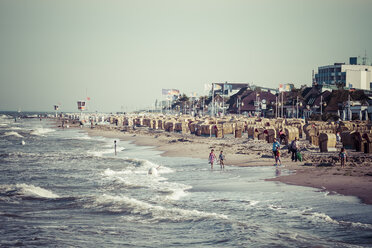 Deutschland, Ostsee, Dahme, Strandkörbe am Strand - KRPF001281