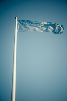 Deutschland, Dahme, Flagge mit blauem Himmel - KRPF001292
